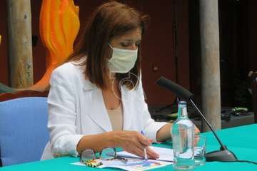 La alcaldesa Carmen Hernández y el concejal Servando Hernández durante la presentación del programa festivo/TA.